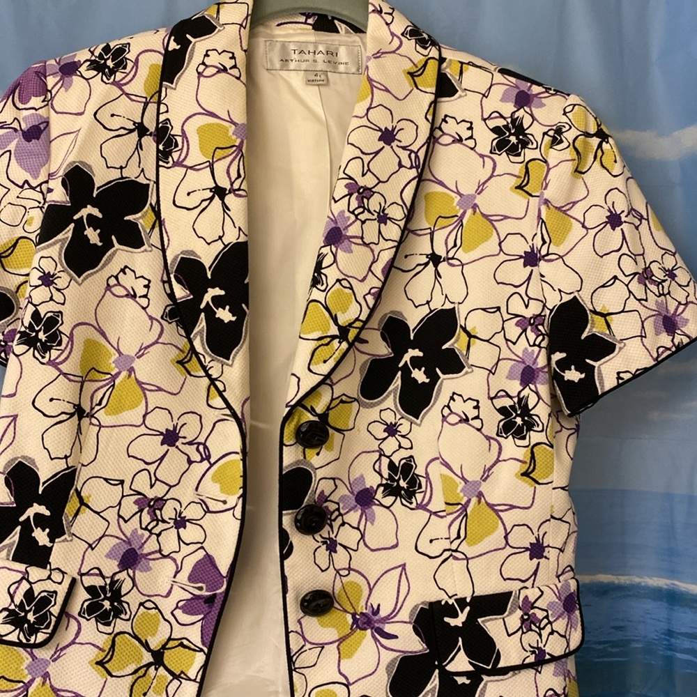 Tahari excellent shape short sleeve jacket.